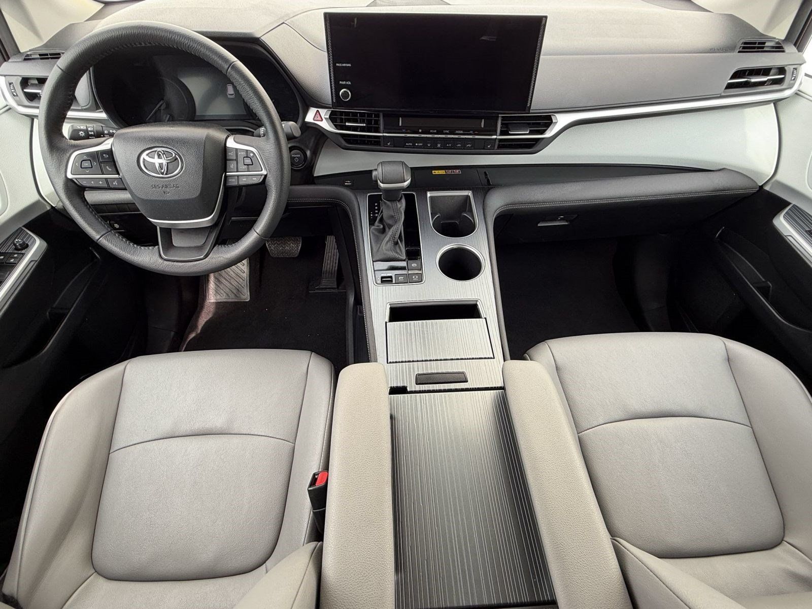 Used 2025 Toyota Sienna XLE FWD image 16