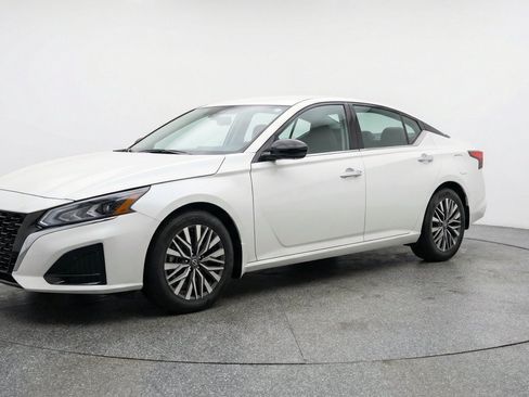 Used 2025 Nissan Altima 2.5 SV FWD image 3