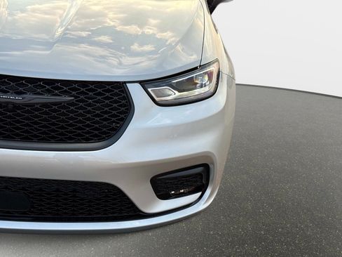 New 2026 Chrysler Pacifica Limited AWD/4WD image 10