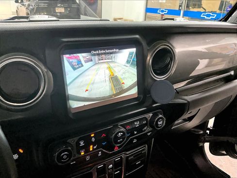 Used 2022 Jeep Wrangler Unlimited Sahara w/ Cold Weather Group image 19