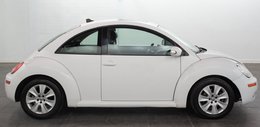 Used 2010 Volkswagen Beetle Coupe FWD image 13