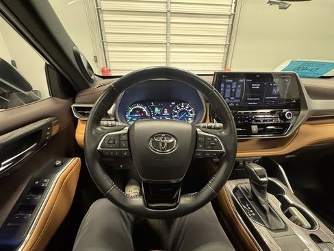Used 2021 Toyota Highlander Platinum image 21