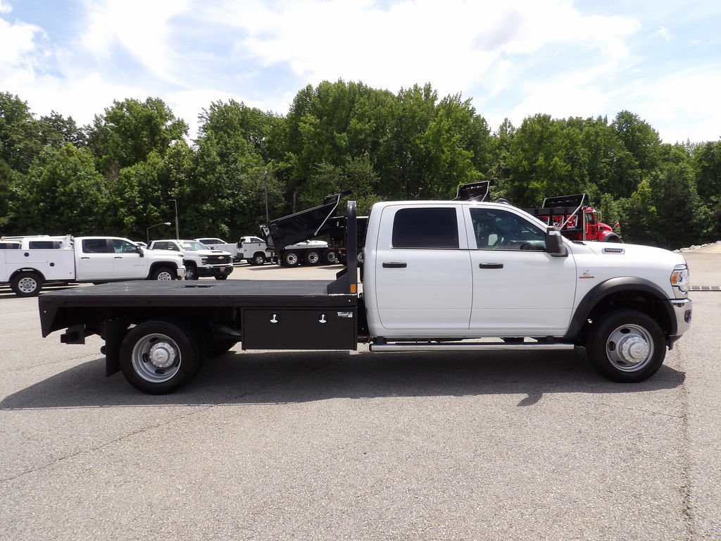 Used 2024 RAM 5500 Tradesman w/ Chrome Appearance Group AWD/4WD image 9