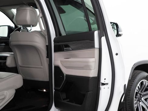 Used 2024 Jeep Wagoneer Series II w/ Flexible Seating Group RWD image 17