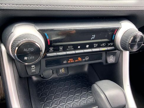 Used 2024 Toyota RAV4 XLE FWD image 32
