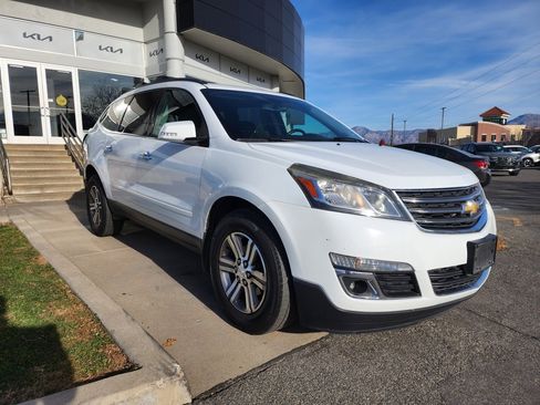 Used 2017 Chevrolet Traverse LT image 3