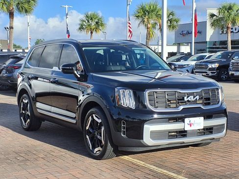 Used 2025 Kia Telluride S FWD image 3
