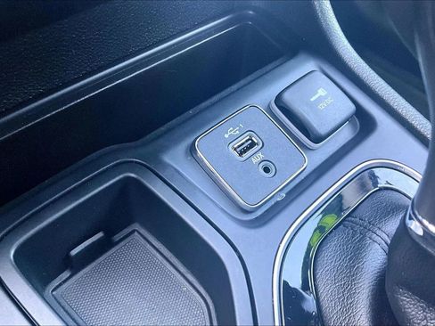 Used 2019 Jeep Cherokee Limited image 25