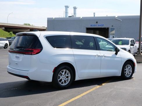 Used 2023 Chrysler Pacifica Touring-L FWD image 4