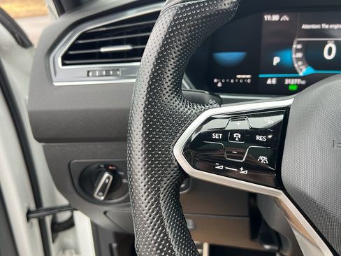 Used 2023 Volkswagen Tiguan SE R-Line image 34