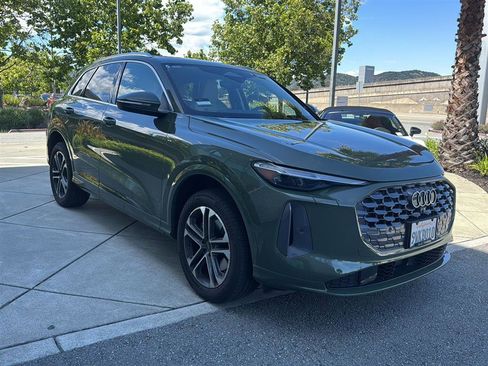 Used 2025 Audi Q5 Premium Plus w/ Premium Plus AWD/4WD image 4