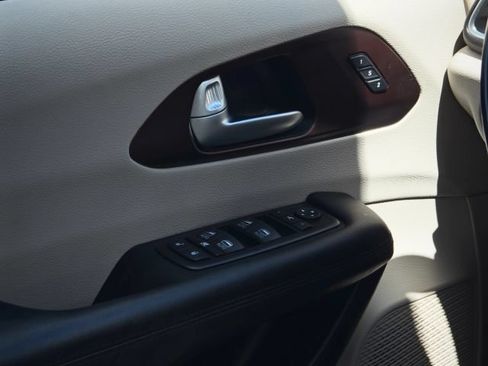 Used 2017 Chrysler Pacifica Limited w/ UConnect Theater Package FWD image 16