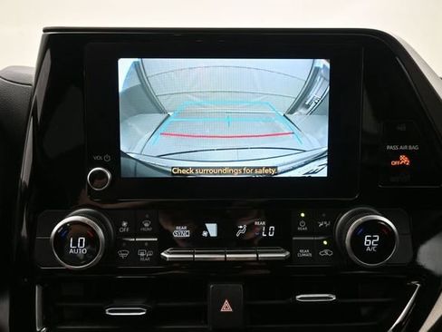 Used 2024 Toyota Highlander LE FWD image 9