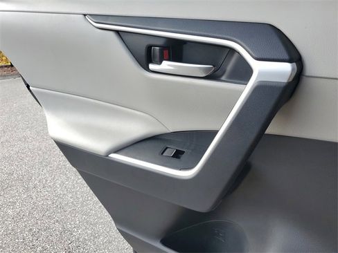 Used 2022 Toyota RAV4 XLE image 29