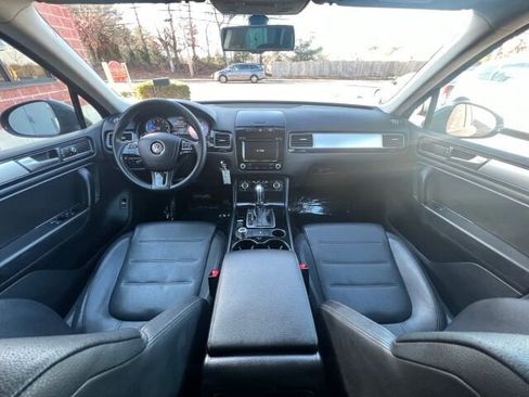 Used 2013 Volkswagen Touareg Sport image 14