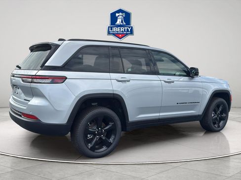 New 2025 Jeep Grand Cherokee Limited w/ Luxury Tech Group II AWD/4WD image 11