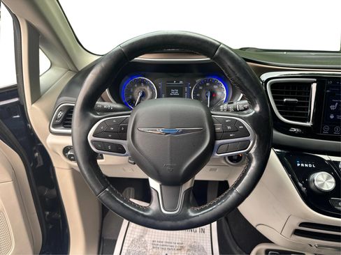 Used 2019 Chrysler Pacifica Touring-L FWD image 20