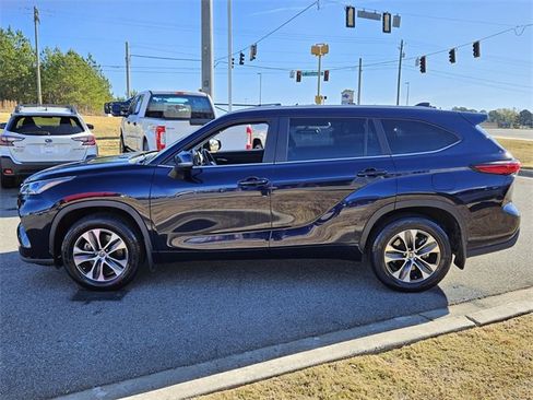 Used 2023 Toyota Highlander XLE image 4
