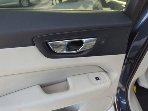 Used 2020 Volvo XC60 T5 Momentum w/ Protection Package Premier image 21