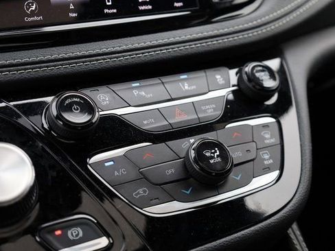 Used 2025 Chrysler Pacifica Limited image 26