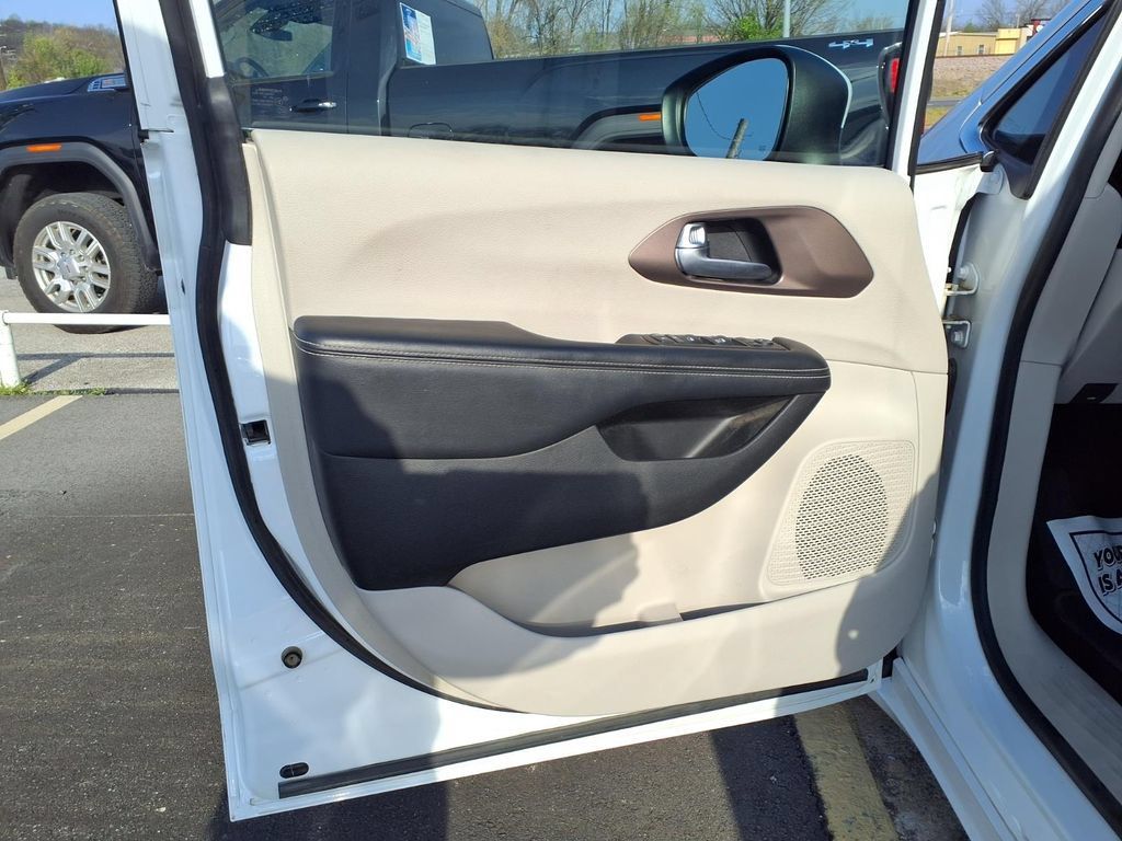Used 2022 Chrysler Voyager LX FWD image 17