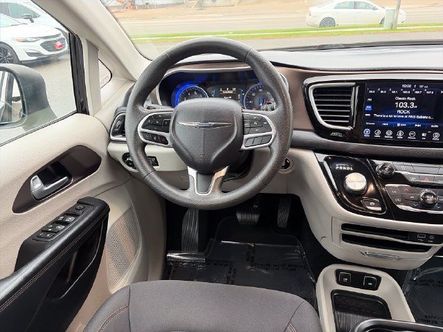 Used 2017 Chrysler Pacifica Touring Plus w/ Tire & Wheel Group FWD image 30