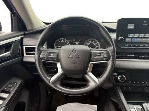 Used 2023 Mitsubishi Outlander SE image 13