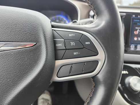 Used 2018 Chrysler Pacifica Touring-L Plus w/ Tire & Wheel Group image 34