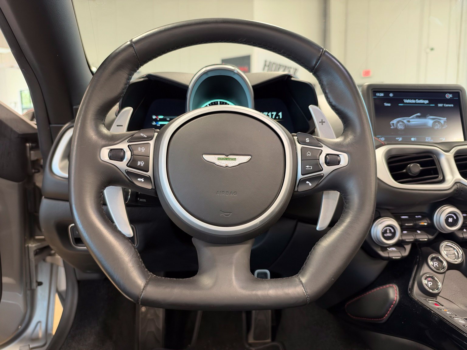 Used 2021 Aston Martin V8 Vantage Roadster RWD image 25