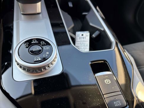 New 2026 Mitsubishi Outlander SE image 13