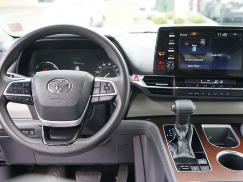 Used 2021 Toyota Sienna LE image 19