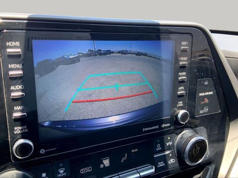 Used 2021 Toyota Highlander LE FWD image 27