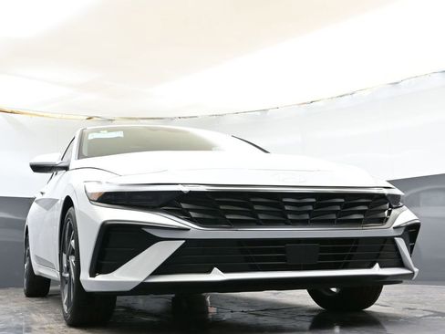 Certified 2025 Hyundai Elantra SEL image 34