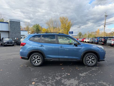 Used 2023 Subaru Forester Premium image 3