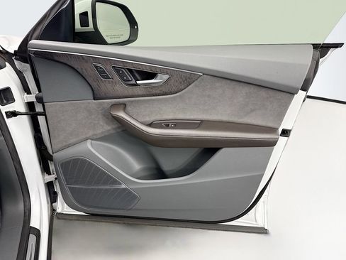 Used 2019 Audi Q8 Prestige w/ Luxury Package image 24