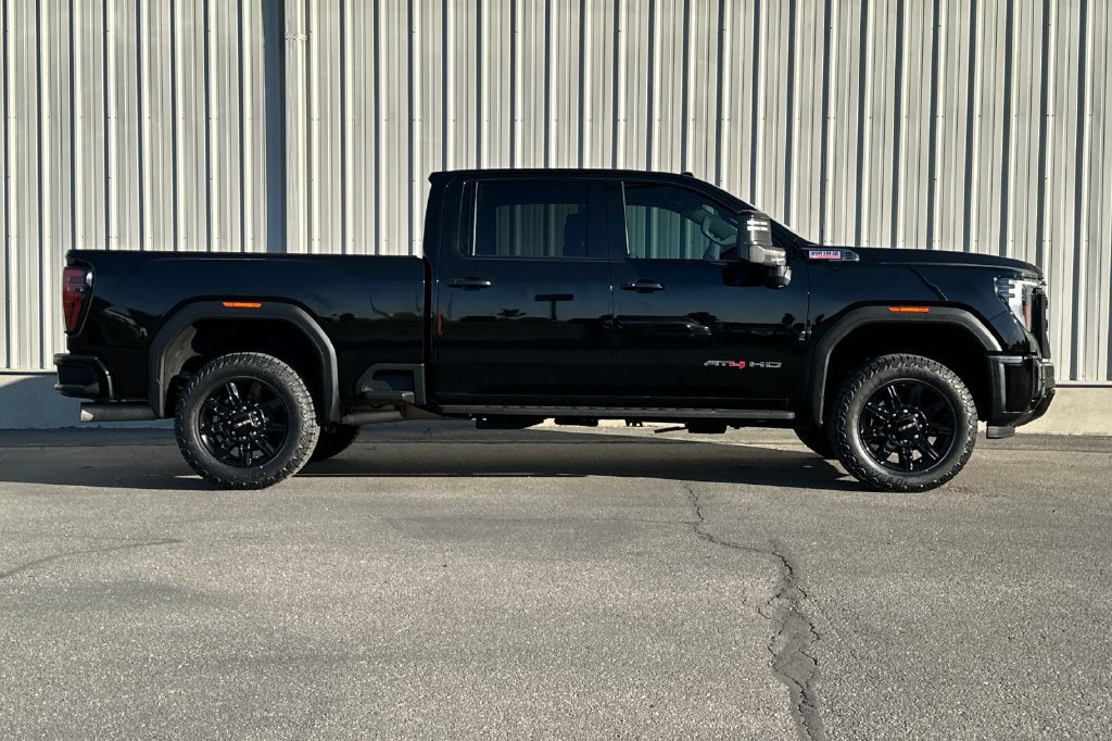 Used 2025 GMC Sierra 2500 AT4 w/ AT4 Premium Plus Package AWD/4WD image 3