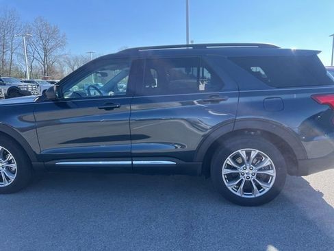 Used 2022 Ford Explorer XLT w/ Equipment Group 202A image 7