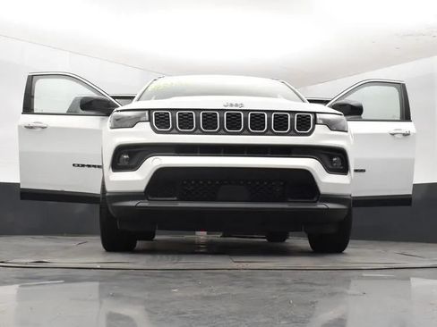 Used 2024 Jeep Compass Latitude AWD/4WD image 11