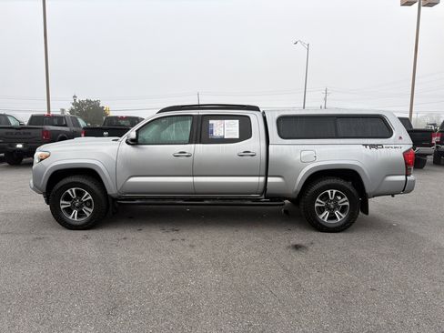 Used 2017 Toyota Tacoma TRD Sport image 9