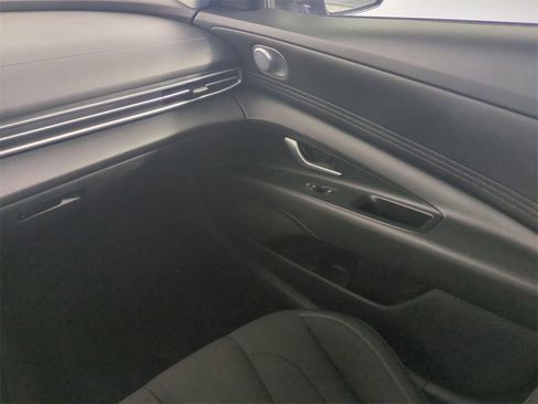 Used 2021 Hyundai Elantra SEL w/ Convenience Package image 17