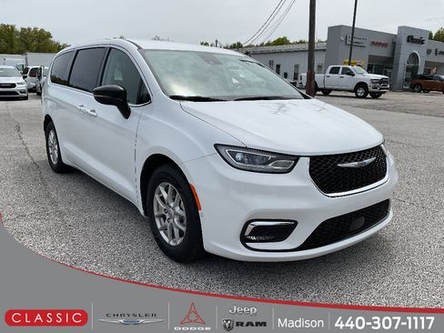 Used 2024 Chrysler Pacifica Touring-L FWD image 1