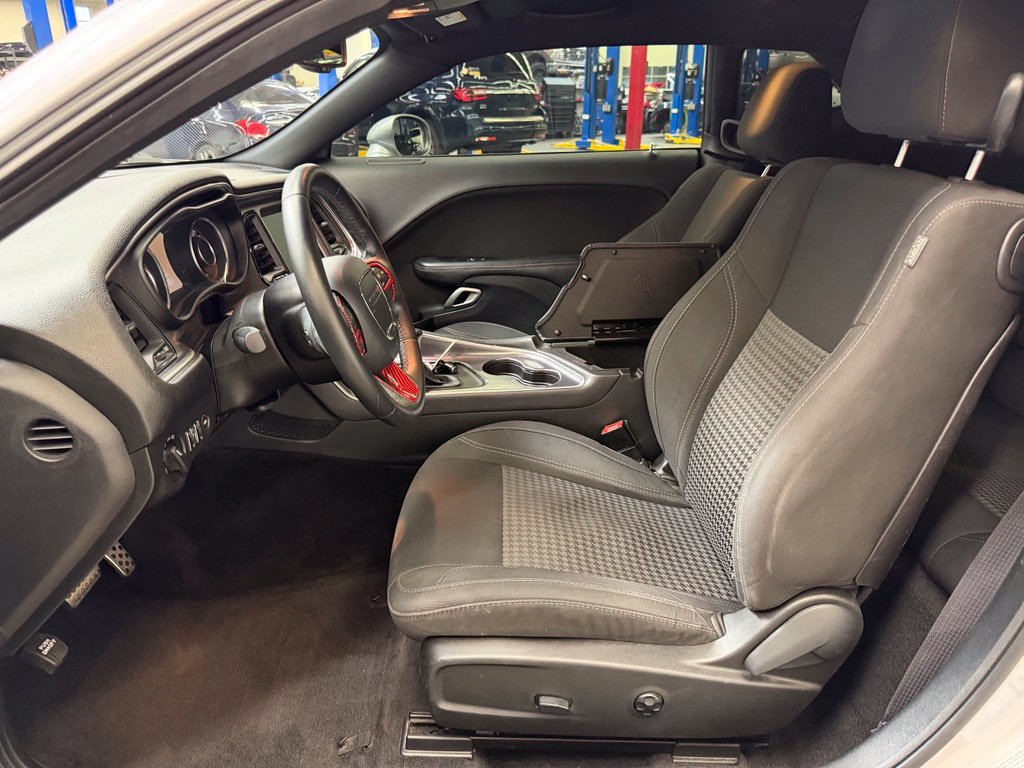 Used 2016 Dodge Challenger SXT w/ Driver Convenience Group RWD image 12