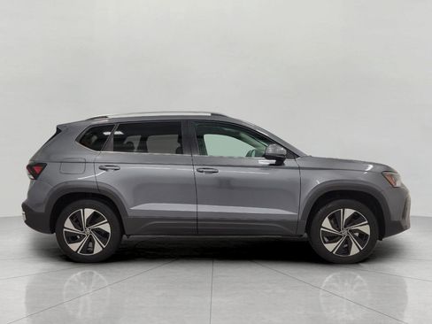 Used 2025 Volkswagen Taos SE AWD/4WD image 12