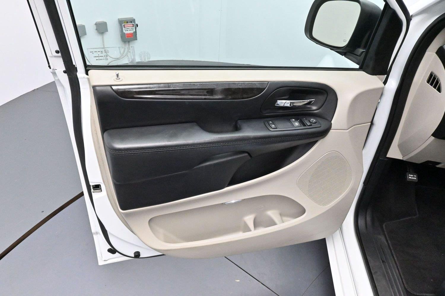 Used 2017 Dodge Grand Caravan SE FWD image 9