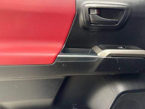 Used 2018 Toyota Tacoma SR5 AWD/4WD image 35