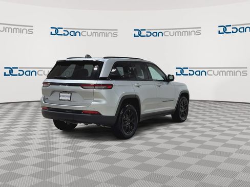 Used 2025 Jeep Grand Cherokee Altitude AWD/4WD image 9