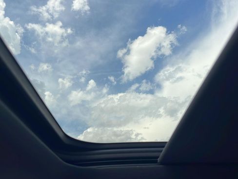 Used 2025 Chevrolet Traverse RS image 18