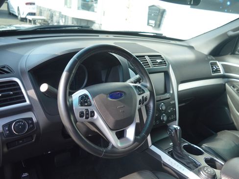 Used 2013 Ford Explorer XLT image 29