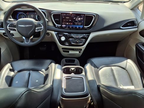 Used 2023 Chrysler Pacifica Touring-L FWD image 13