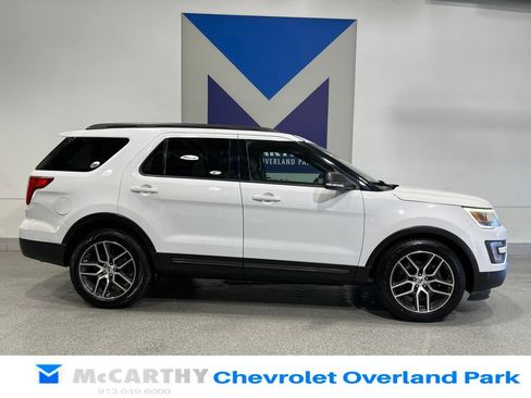 Used 2017 Ford Explorer XLT w/ Equipment Group 202A FWD image 4